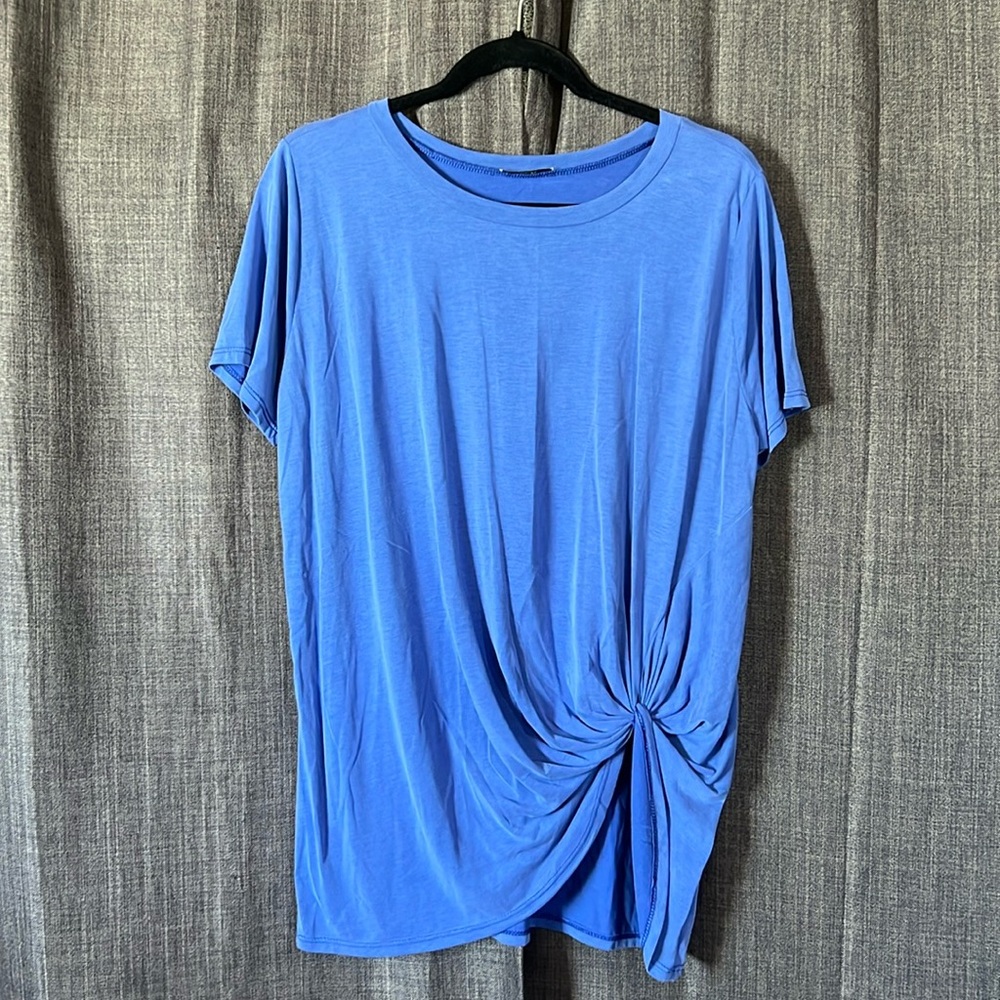Jodifl blue short sleeve tshirt with twist hemline size medium